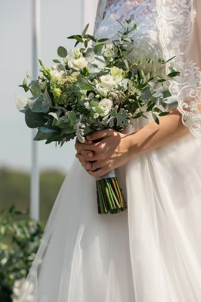 Elegantní Svatební Kytice Bílými Růžovými Květy Rukou Nevěsty — Stock fotografie