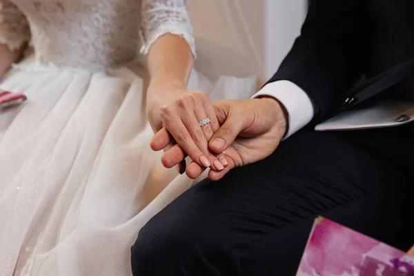 Groom Segura Mão Noiva Com Anel Casamento — Fotografia de Stock