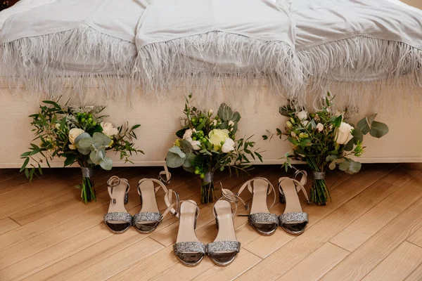 Свадебные Аксессуары Букеты Белых Зеленых Цветов Обуви — стоковое фото