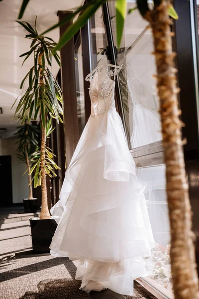 Проведение Свадебного Платья Номере Отеля — стоковое фото