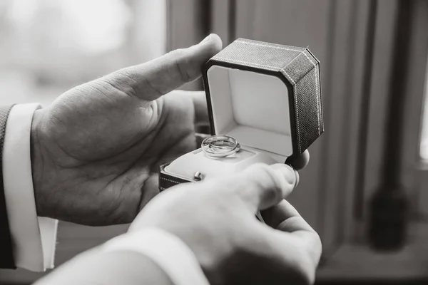 Groom Segurando Caixa Cartier Com Anel Casamento — Fotografia de Stock