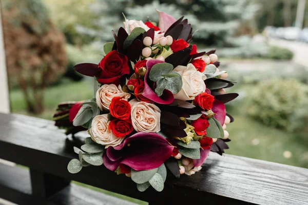 Buquê Casamento Estilo Vermelho Escuro Com Rosas — Fotografia de Stock