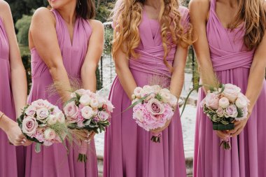 Beyaz ve pembe çiçekli pembe elbiseli nedimeler.