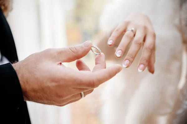 Marié Mis Bague Sur Main Mariée Fermer — Photo