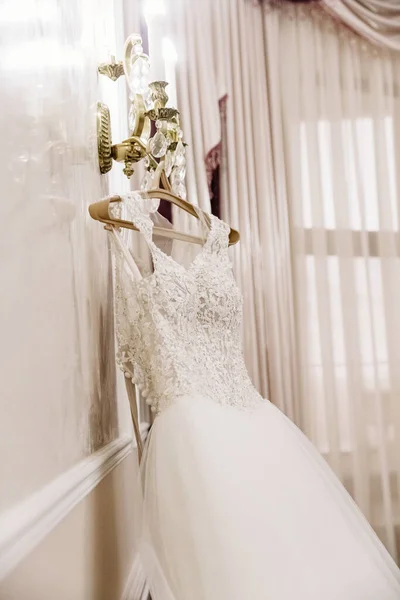 Bröllopsklänning Hotellrum — Stockfoto