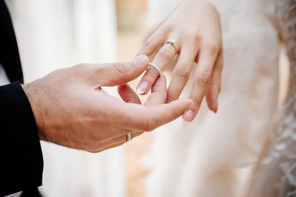 Brudgummen Satte Ringen Brudens Hand Närbild — Stockfoto