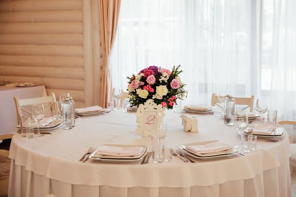 Décoration Mariage Dans Restaurant Table Servie Avec Composition Fleurs — Photo