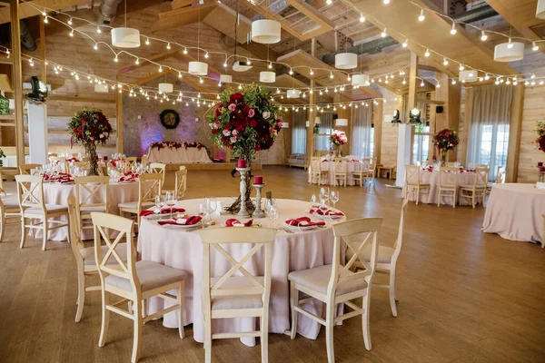 Décoration Mariage Dans Restaurant Table Servie Avec Composition Fleurs — Photo