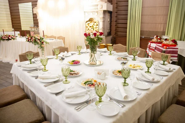 Весільна Прикраса Ресторані Подається Стіл Квітковою Композицією — стокове фото
