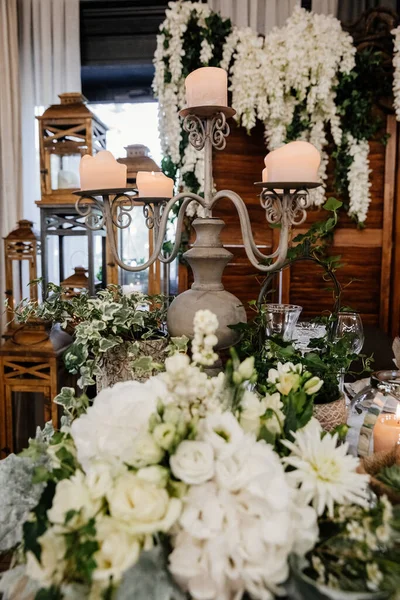 Décoration Mariage Dans Restaurant Table Servie Avec Composition Fleurs — Photo