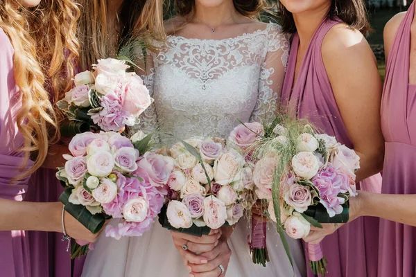 Подружки Невесты Розовых Платьях Невеста Белыми Розовыми Цветами — стоковое фото