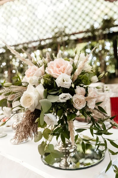 Décoration Mariage Dans Restaurant Table Servie Avec Composition Fleurs — Photo