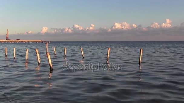 Морський пейзаж. Легкий вечірній бриз. Відпочинок пізно вдень . — стокове відео