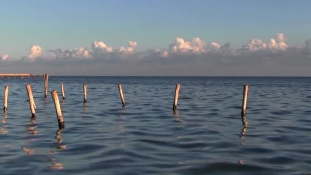 Морський пейзаж. Легкий вечірній бриз. Відпочинок пізно вдень . — стокове відео