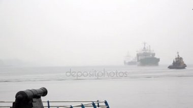 Yoğun trafik Nehri üzerinde. Tugs çalışmalarında. 