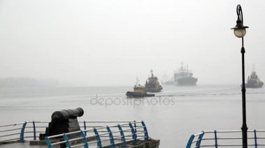 Yoğun trafik Nehri üzerinde. Tugs çalışmalarında. Sıcak RAID. 