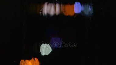 Boya gece ışıkları. Gece ruh, cam kenarında oturan.