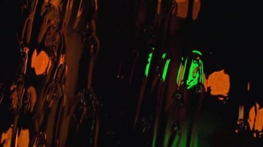 Boya gece ışıkları. Gece ruh, cam kenarında oturan.