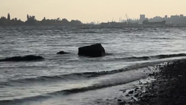 A horizonton, egy tengerparti kikötő város. — Stock videók