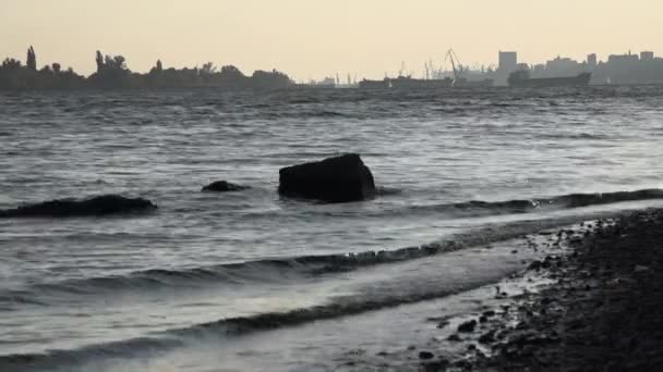 Місто на горизонті, морський порт . — стокове відео