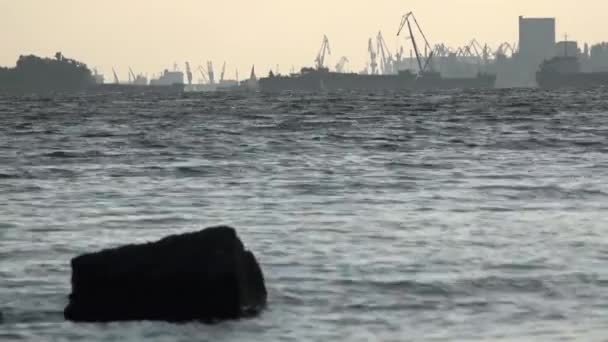 Ciudad en el horizonte, un puerto costero . — Vídeo de stock