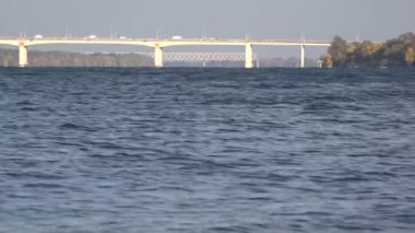 Köprüsü yakınlarında Dnepr Nehri boyunca yürümek. Köprü ufukta.