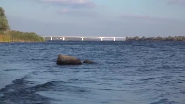 Wandelen langs de rivier van de Dnepr, in de buurt van de brug. Brug over de horizon. — Stockvideo