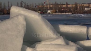 Kış liman kenti sanayi bölgesi. Buz koşulları Dnepr Nehri'nin sularında. Panoramma, yatay kablolama.