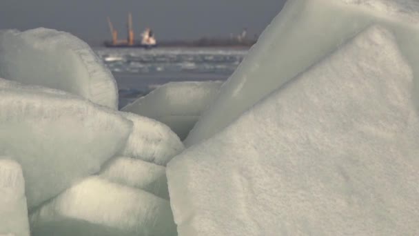 RAID parkování říční flotily. Podmínky ve vodách řeky Dněpr. Panoramma vertikální vedení. — Stock video