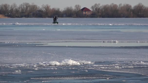 . Winter, twee mannen in een boot. Overstekende kinderen in de winter op de rivier. — Stockvideo