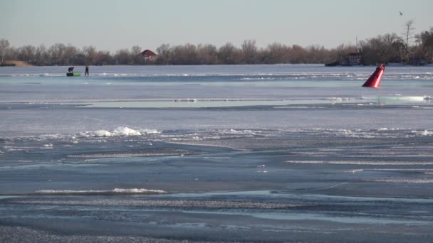 Winter, dos hombres en un bote. Cruce en el invierno en el río . — Vídeos de Stock