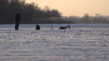 İnsanlar buz üzerinde. Kış yürüyüş göller üzerinde.