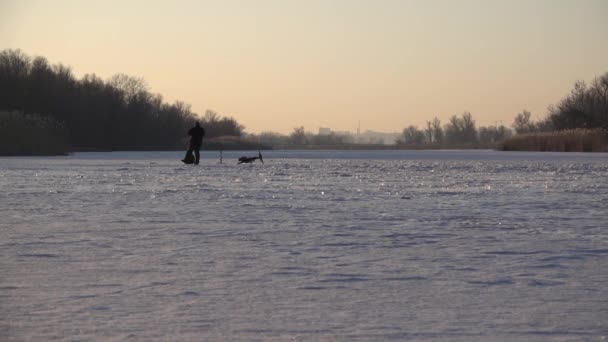 Personer på isen. Vinterpromenad på sjöarna. — Stockvideo