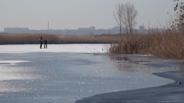 Des gens sur la glace. Promenade hivernale sur les lacs . — Video