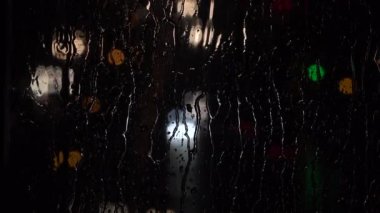 Boya gece ışıkları. Yağmur, karla karışık yağmur, karanlık, Parlatıcı fenerler, gölgeler, şekilleri.