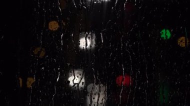 Boya gece ışıkları. Yağmur, karla karışık yağmur, karanlık, Parlatıcı fenerler, gölgeler, şekilleri.