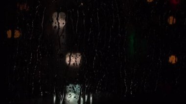 Boya gece ışıkları. Yağmur, karla karışık yağmur, karanlık, Parlatıcı fenerler, gölgeler, şekilleri.