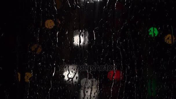 Verf nachtverlichting. Regen, ijzel, duisternis, glans lantaarns, schaduwen, vormen. — Stockvideo
