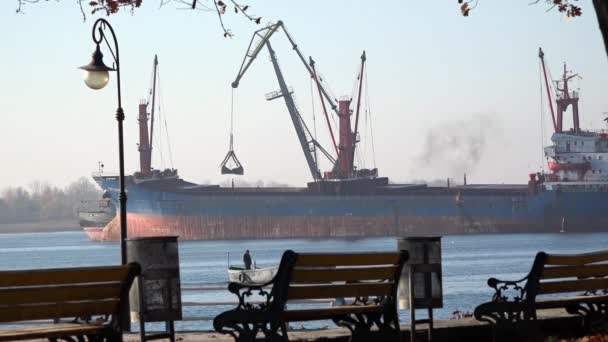 Una redada caliente. Sobrecarga en las carreteras.Embankment de la ciudad turística . — Vídeos de Stock