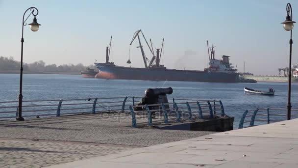 La barcaza cruza el río Dnepr. Funcionamiento de la grúa durante la sobrecarga en la carretera . — Vídeo de stock