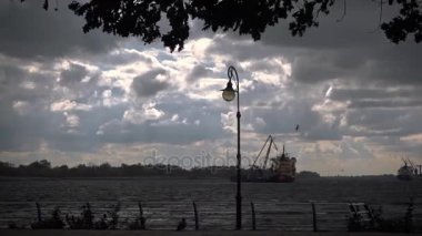 Yoğun trafik Nehri üzerinde. Nehir bağlantı noktası RAID. Yollarda aşırı. Rüzgarlı hava, dalga Nehri üzerinde.