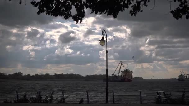 Tráfico ocupado en el río. La redada del puerto del río.Sobrecarga en las carreteras.Clima ventoso, ola en el río . — Vídeo de stock