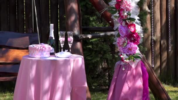 Roze Huwelijk Ceremonie Decoratie Detail Van Een Huwelijksboog Feestelijke Sfeer — Stockvideo