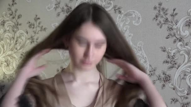 Egy Peignoir Egy Fiatal Modell Bemutatása Egy Lány Pózol Egy — Stock videók