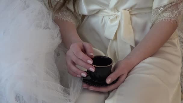 早上在床上喝咖啡 一个年轻模特身上的花边睡衣的片段 一个年轻模特的 Peignoir 睡衣模型手的特写 — 图库视频影像