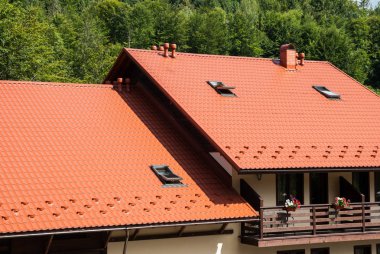 bina detayları kahverengi metal çatılı