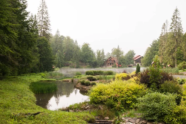 Beau Lac Dans Parc Maisons Sur Rivage — Photo