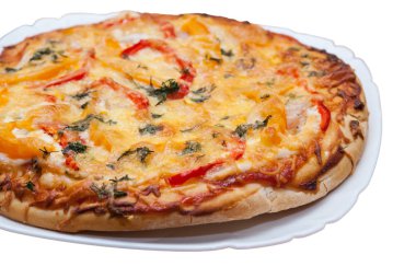 Tabakta iştah açıcı pizza, yakın plan, beyaz arka plan.