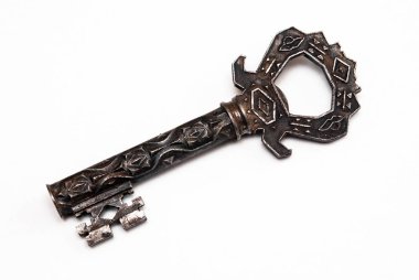 Beyaz arka plan üzerinde izole vintage paslı anahtar