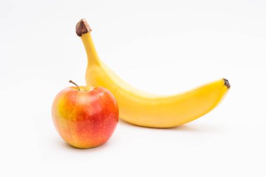 Beyaz arkaplanda muz ve elma yakın plan